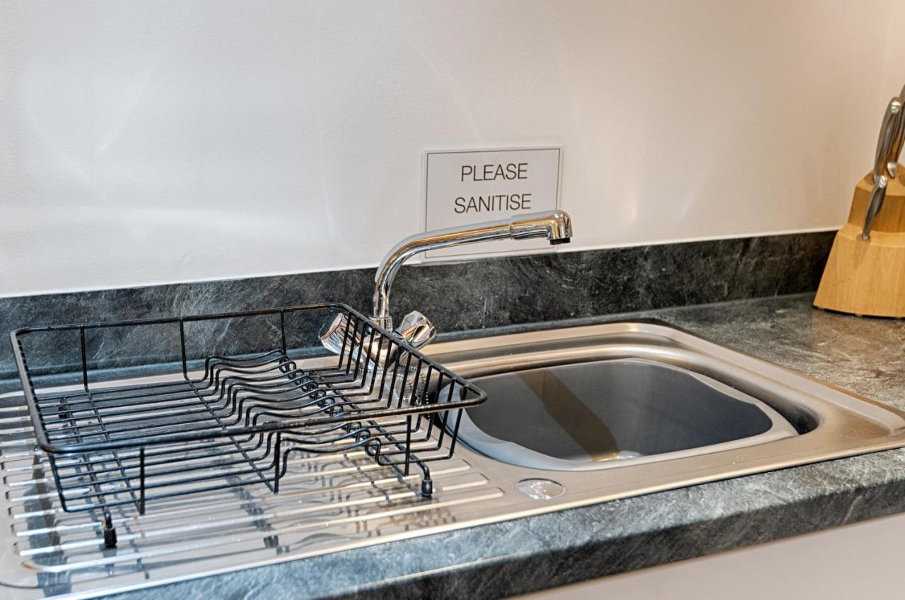 Parking, Balcony, Fully Equipped Kitchen Apartment สวอนซี ภายนอก รูปภาพ